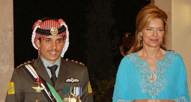 العاهل الاردني الملك عبد الله الثاني يصدر مرسوماً بتقييد اتصالات أخيه الأمير حمزة وإقامته وتحركاته