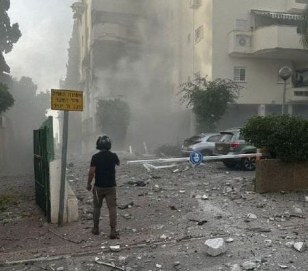 مقتل مستوطن جراء سقوط صاروخ على مبنى في تل ابيب