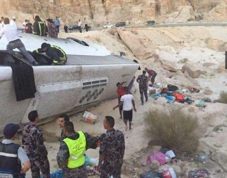 وفاة 6 معتمرين واصابة 38 آخرون بحادث مروع لحافلة معتمرين أردنيين