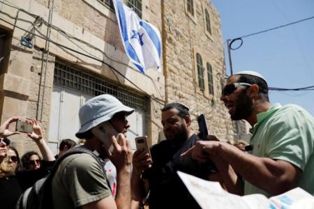 المستوطنون يستولون على منزل فلسطيني في الخليل