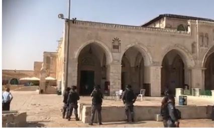 المستوطنون يقتحمون باحات الاقصى وقوات الاحتلال تحاصر المصلين في المسجد القبلي