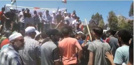 غزة ... شجار بين انصار دحلان ومحمود عباس خلال تظاهرة ضد الحصار