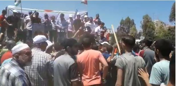غزة ... شجار بين انصار دحلان ومحمود عباس خلال تظاهرة ضد الحصار
