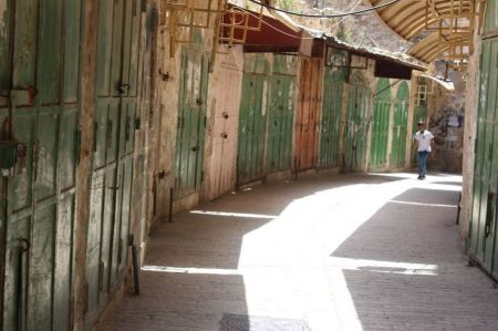 الخليل ... بتر اصابع طفل جراء قنبلة أطلقها جنود الاحتلال 