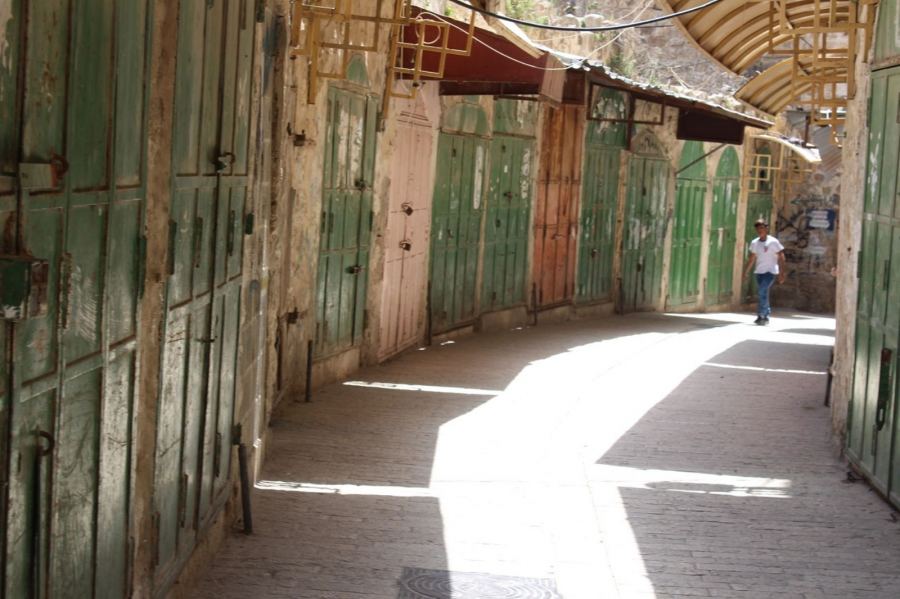 الخليل ... بتر اصابع طفل جراء قنبلة أطلقها جنود الاحتلال 