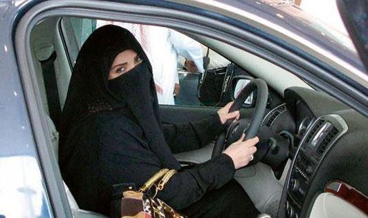 لاول مرة في تاريخ السعودية ... النساء يقدن السيارات