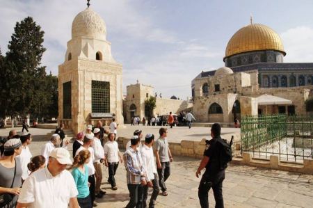 مستوطنون يقتحمون باحات الأقصى بحماية مشددة من شرطة الاحتلال