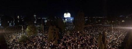 قرابة الـ 450 الف مصل يحييون ليلة 27 رمضان في المسجد الاقصى