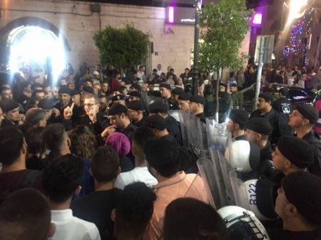 رام الله ... الاجهزة الامنية للسلطة تقمع مسيرة تضامنية مع غزة