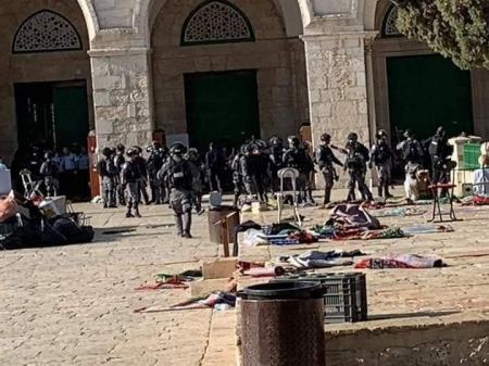 فيديو وصور ... مواجهات بين قوات الاحتلال والمصلين في المسجد الاقصى