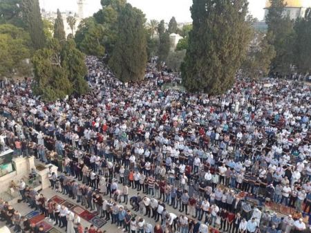 قرابة الـ 120 الف مصل أدوا صلاة العيد في المسجد الاقصى