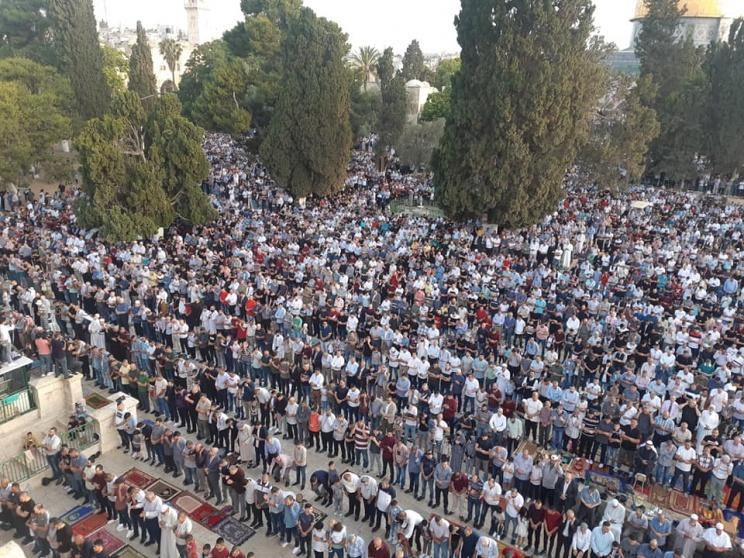 قرابة الـ 120 الف مصل أدوا صلاة العيد في المسجد الاقصى
