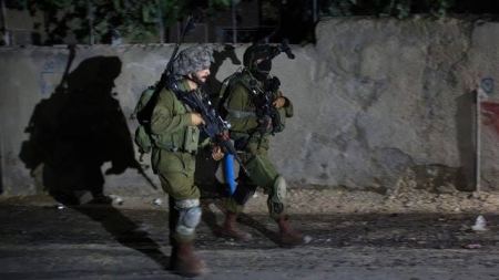 الاحتلال يعتقل أكثر من 20 فلسطينياً من القدس والضفة