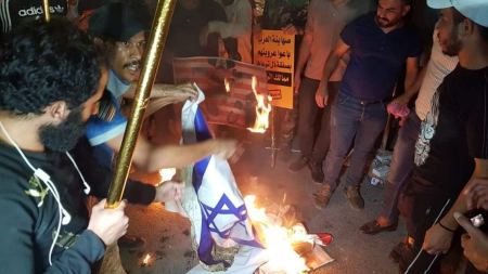 عراقيون يقتحمون السفارة البحرينية في بغداد ويحرقون العلم الاسرائيلي