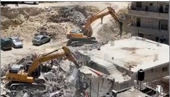 القدس: الاحتلال يهدم عمارة سكنية في شعفاط