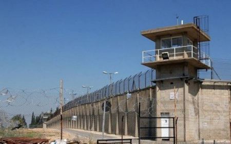 قوات الاحتلال تقتحم زنازين اسرى بسجن النقب