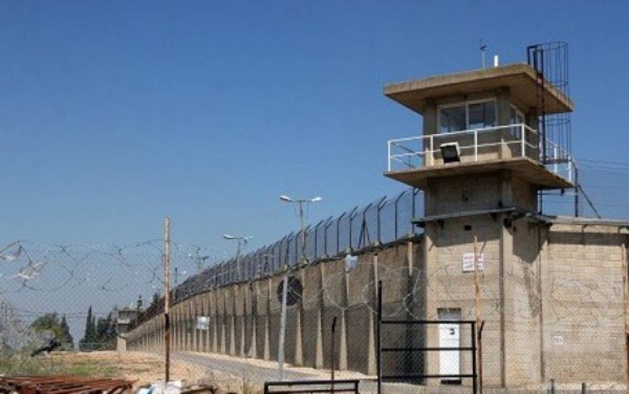 قوات الاحتلال تقتحم زنازين اسرى بسجن النقب