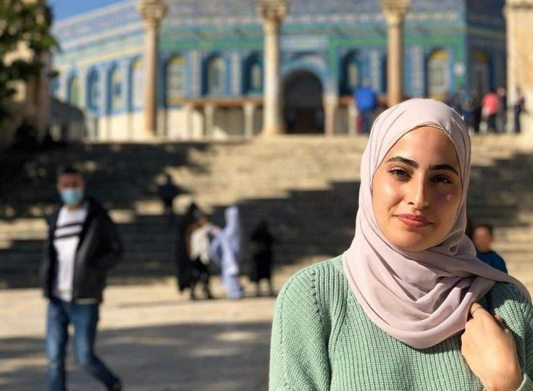 الاحتلال يعتقل الناشطة المقدسية منى الكرد من حي الشيخ جراح