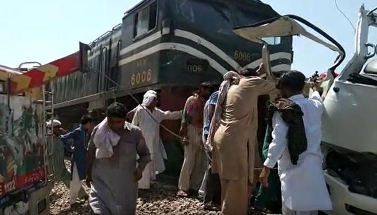 30 قتيلاً بحادث اصطدام قطارين في باكستان
