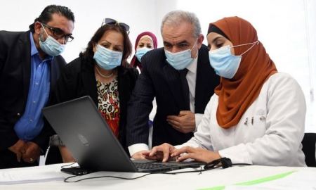 السلطة الفلسطينية تقرر اعادة لقاحات كورونا الى الاحتلال 