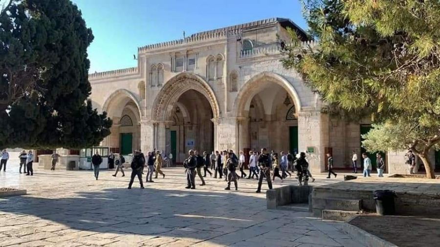 مستوطنون يقتحمون باحات المسجد الاقصى