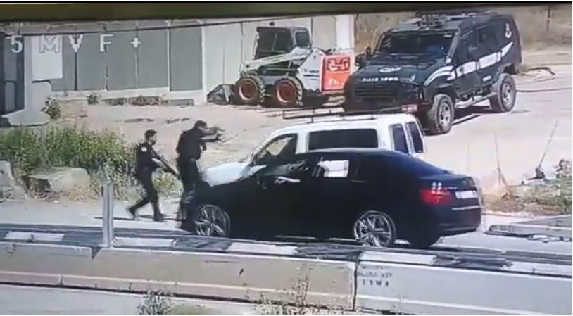  فلسطيني خطف بندقية جندي على حاجز قرب الفوار