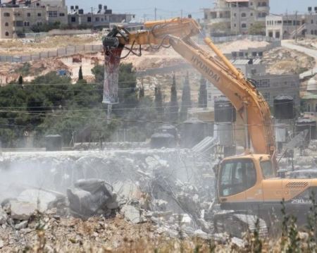 القدس : الاحتلال يهدم بركسا ومنشأة تجارية