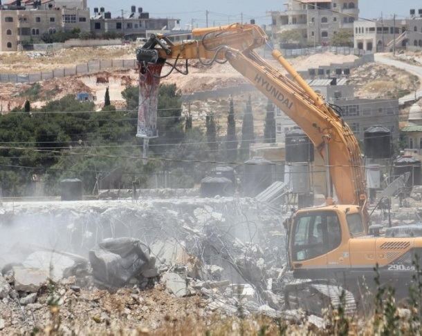 القدس : الاحتلال يهدم بركسا ومنشأة تجارية