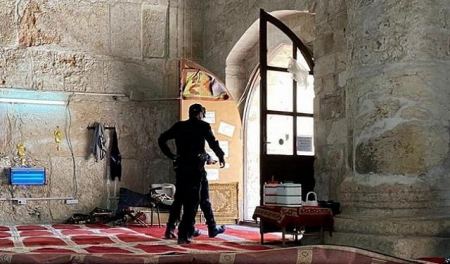 الاحتلال يقتحم مصلى باب الرحمة ويعتدي على المصلين