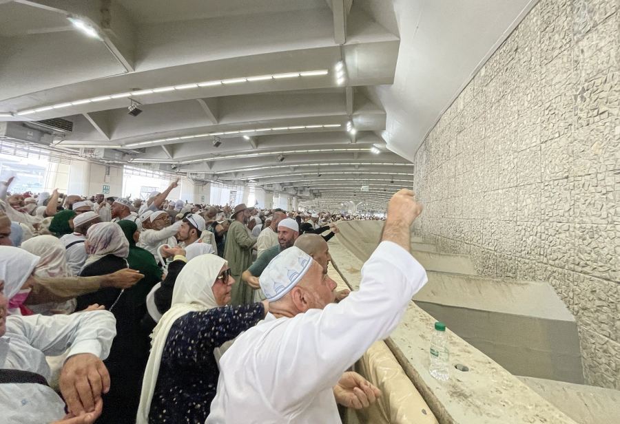 حجاج بيت الله يواصلون رمي الجمرات
