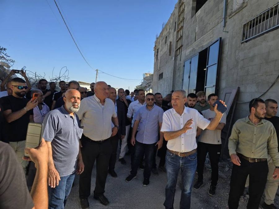 وفد من اعضاء الكنسيت العرب يزورون بلدة برطعه للاطلاع على المباني المهدمه