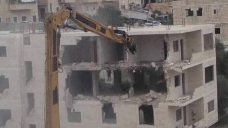 العيساوية ... الاحتلال يهدم بناية مؤلفة من 4 طوابق