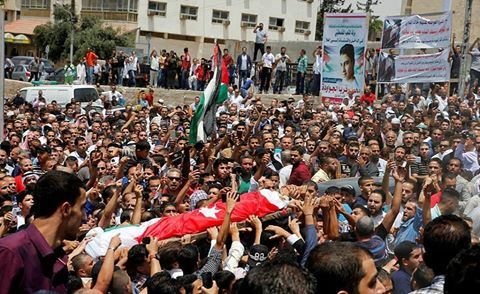 الاردن ... مشاركة الآلاف في تشييع جنازة قتيل السفارة ومطالبة بطرد السفير