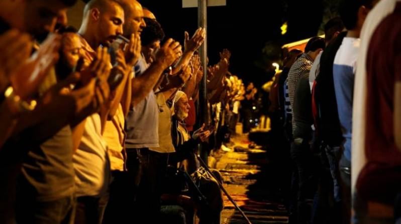 الفلسطينيون يؤدون صلاة الفجر خارج الأقصى في انتظار تقرير الأوقاف الاسلامية
