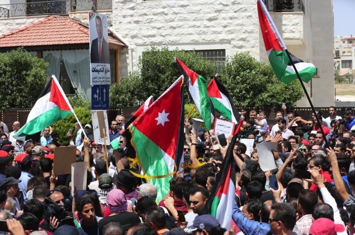 الاردنيون يخرجون بتظاهرة تطالب بإغلاق السفارة الاسرائيلية في عمان
