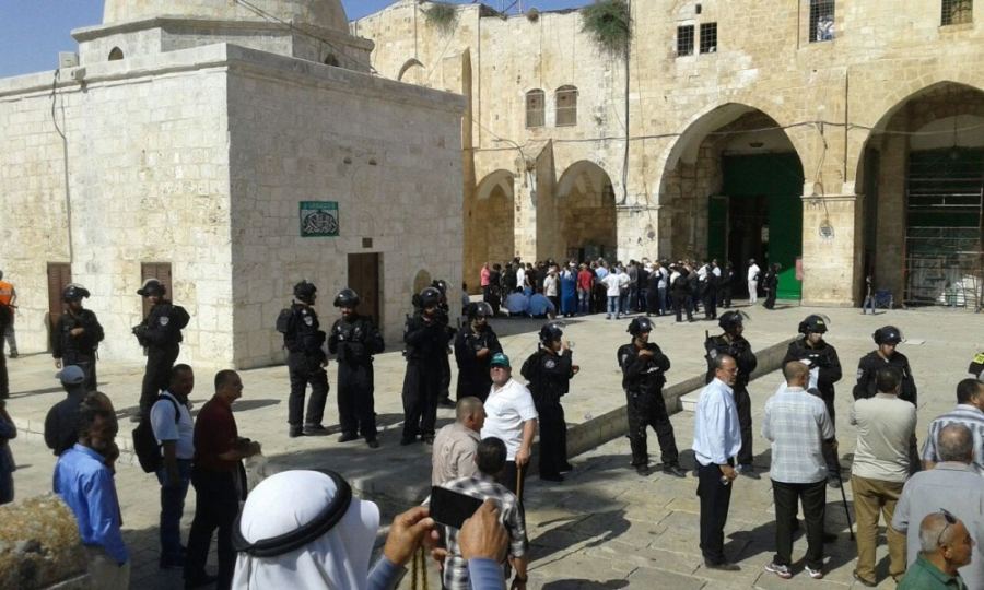 مستوطنون يقتحمون باحات الاقصى بحماية الشرطة