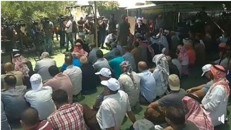 صلاة الجمعة في الخان الاحمر تضامناً مع سكانه