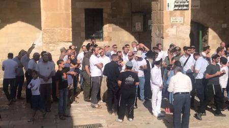 150 مستوطن على الاقل يقتحمون المسجد الاقصى