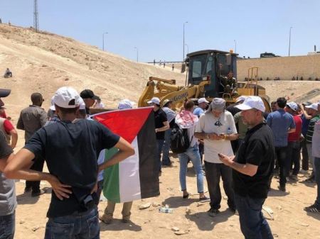 الخان الاحمر ... الاهالي ونشطاء يتصدون لجرافات الاحتلال