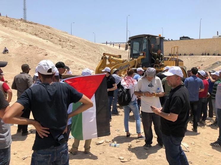 الخان الاحمر ... الاهالي ونشطاء يتصدون لجرافات الاحتلال