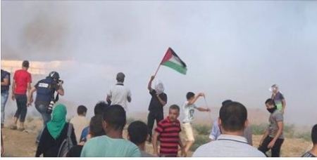 شهيد وعشرات الجرحى بمسيرات العودة في غزة