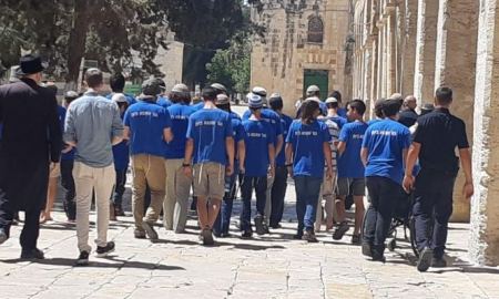 شرطة الاحتلال تفرغ باب الرحمة والمستوطنون يقتحمون باحات الاقصى