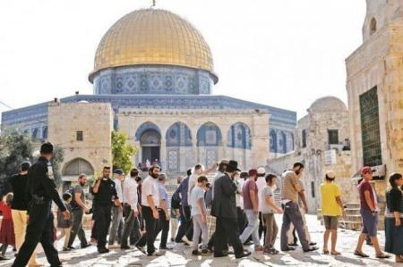 عشرات المستوطنين يقتحمون باحات الاقصى 