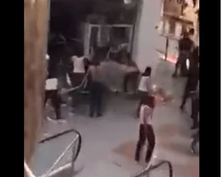 الخليل : احراق محال تجارية ومركبات على اثر مقتل شاب ( فيديو )