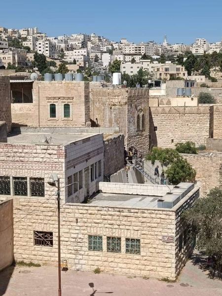 الخليل : مستوطنون يستولون على منزل في البلدة القديمة ( شاهد) 
