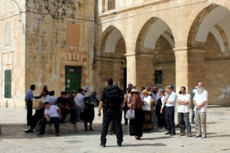 على شكل مجموعات ... مستوطنون برفقة المخابرات يقتحمون باحات الاقصى