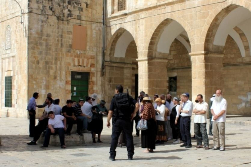 على شكل مجموعات ... مستوطنون برفقة المخابرات يقتحمون باحات الاقصى