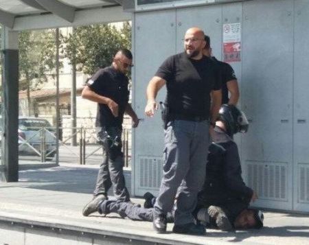 الاحتلال يعتقل فلسطينياً في القدس بزعم حيازته سكينا