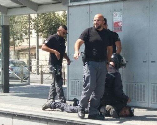 الاحتلال يعتقل فلسطينياً في القدس بزعم حيازته سكينا