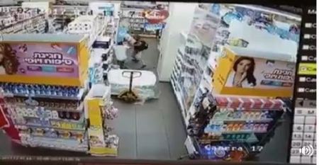 اصابة خطرة لمستوطن في ‘ يفنا ‘ بعملية طعن واعتقال المنفذ 
